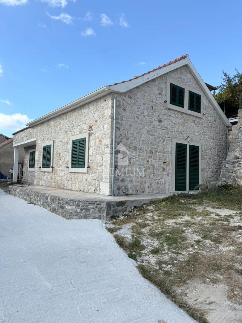 NOVO OBNOVLJENA KAMNITA HIŠA Z VRTOM