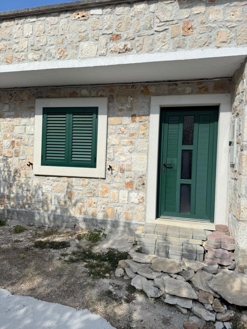 NOVO OBNOVLJENA KAMNITA HIŠA Z VRTOM