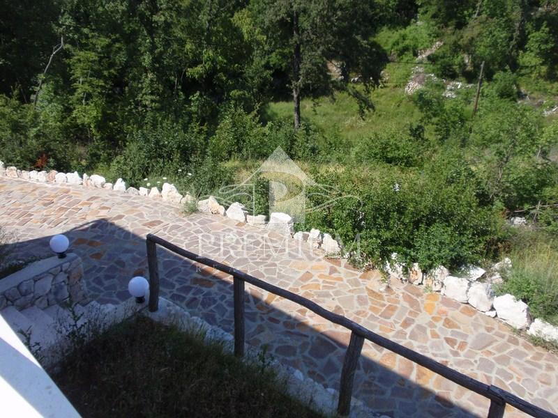 SAMOSTOJNA HIŠA, BAZEN, GARAŽA, RAZGLED!