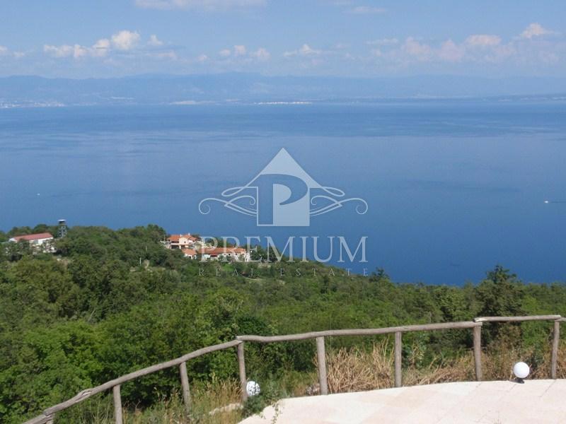 SAMOSTOJNA HIŠA, BAZEN, GARAŽA, RAZGLED!