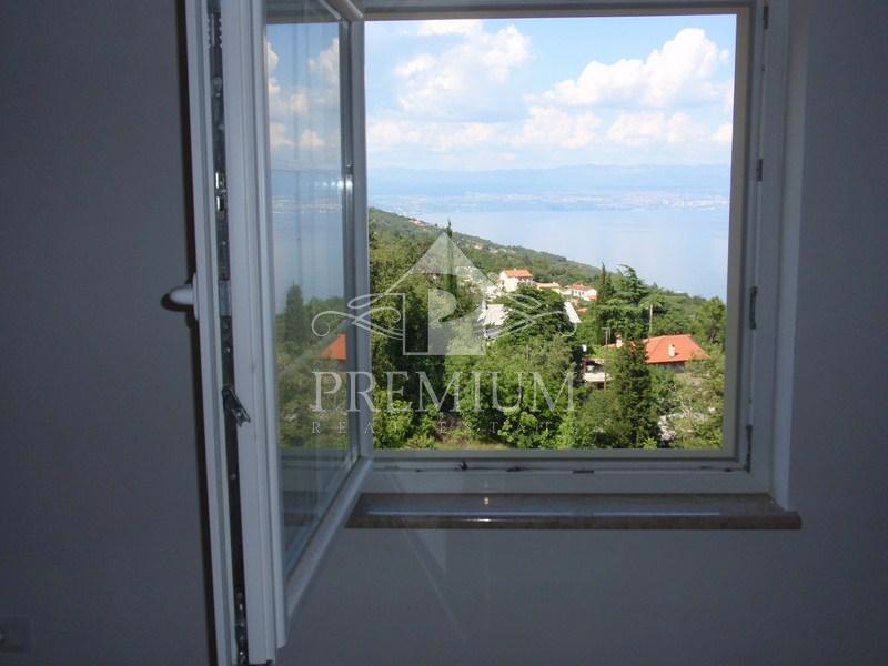 SAMOSTOJNA HIŠA, BAZEN, GARAŽA, RAZGLED!