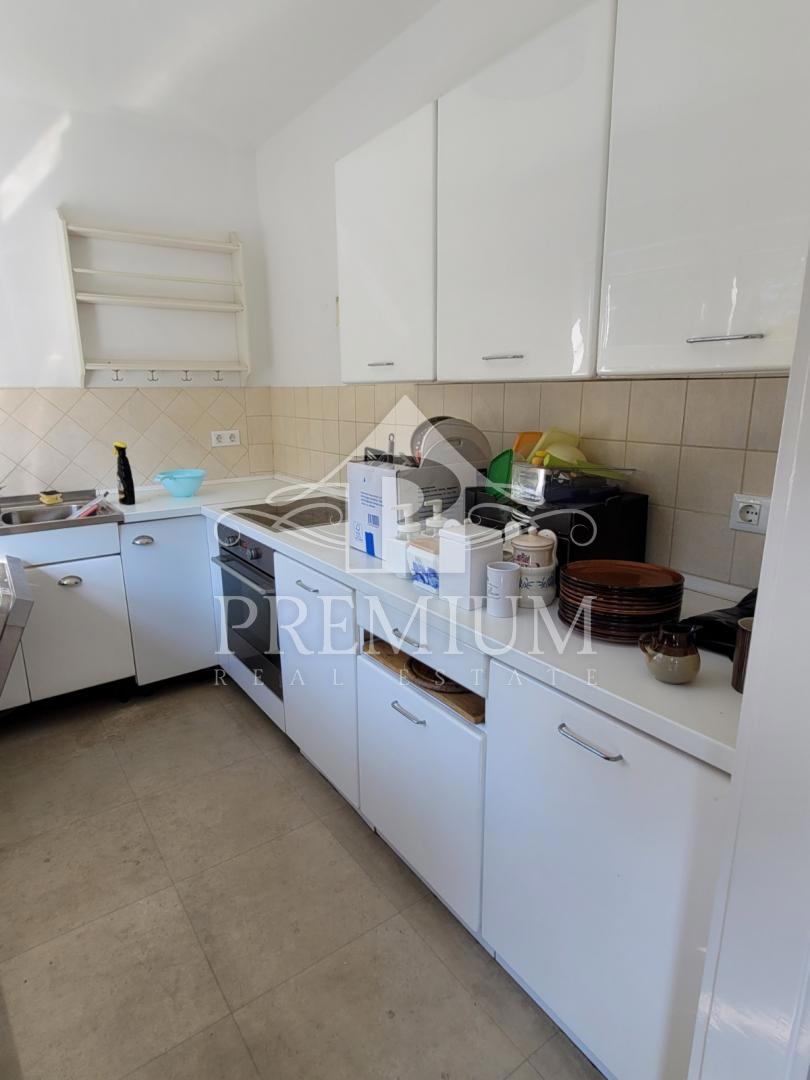 LUKSUZNO STANOVANJE S TREMI BALKONI IN VELIKO TERASO Z RAZGLEDOM