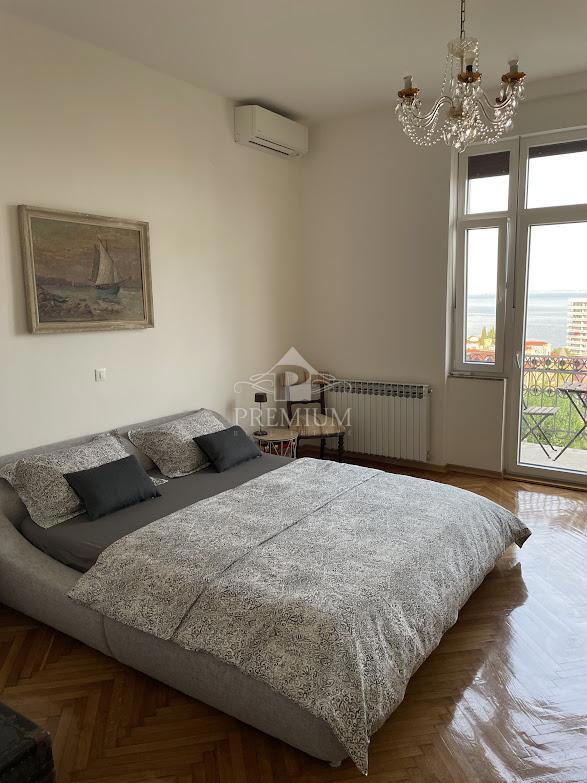 LUKSUZNO STANOVANJE S TREMI BALKONI IN VELIKO TERASO Z RAZGLEDOM