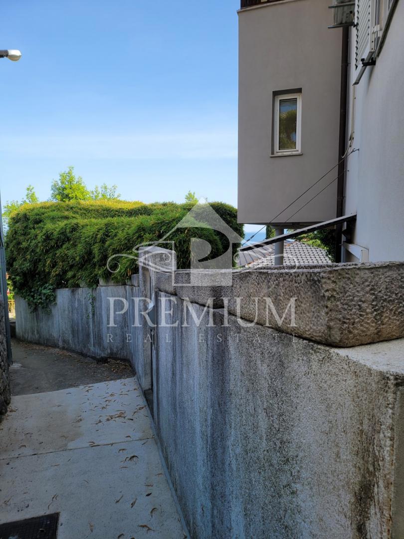 DVOETAŽNO STANOVANJE V BLIŽINI CENTRA Z VRTOM, PARKIRIŠČEM