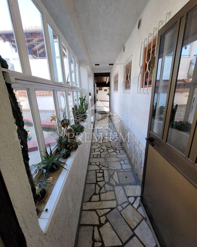 POSLOVNO STANOVANJSKI OBJEKT Z VRTECEM