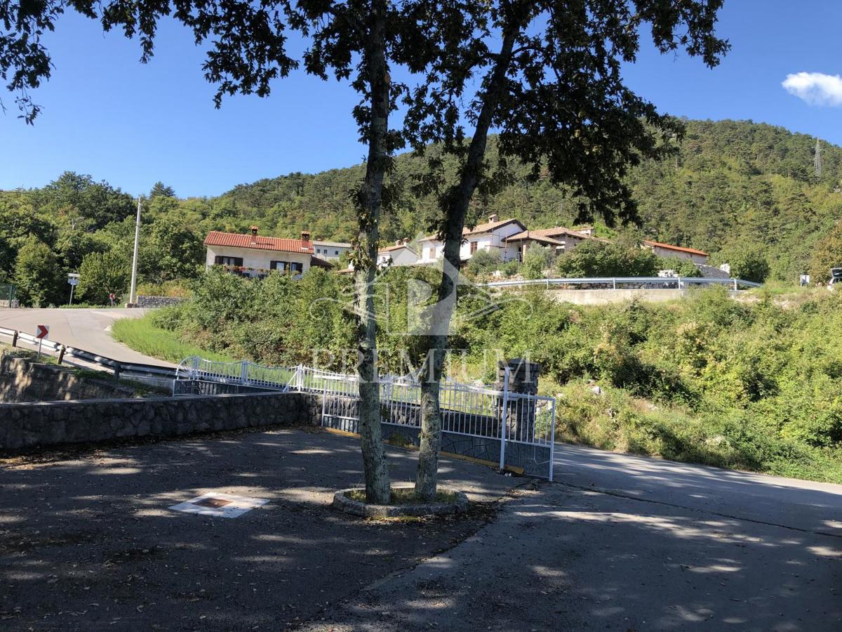 ZEMLJIŠČE Z OBJEKTOM. Z DOVOLJENJEM IN PLAČANIMI KOMUNALIJAMI