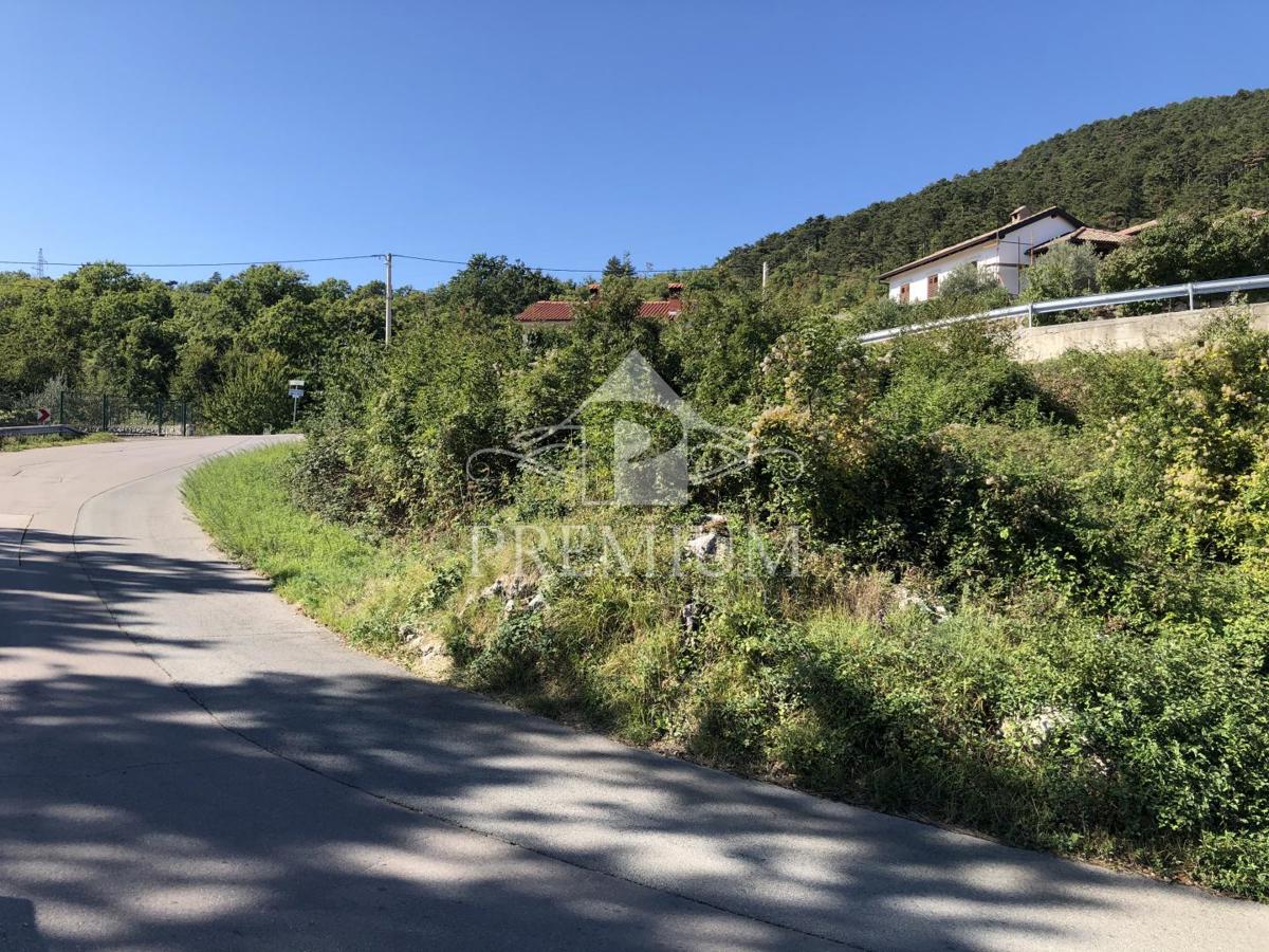 ZEMLJIŠČE Z OBJEKTOM. Z DOVOLJENJEM IN PLAČANIMI KOMUNALIJAMI
