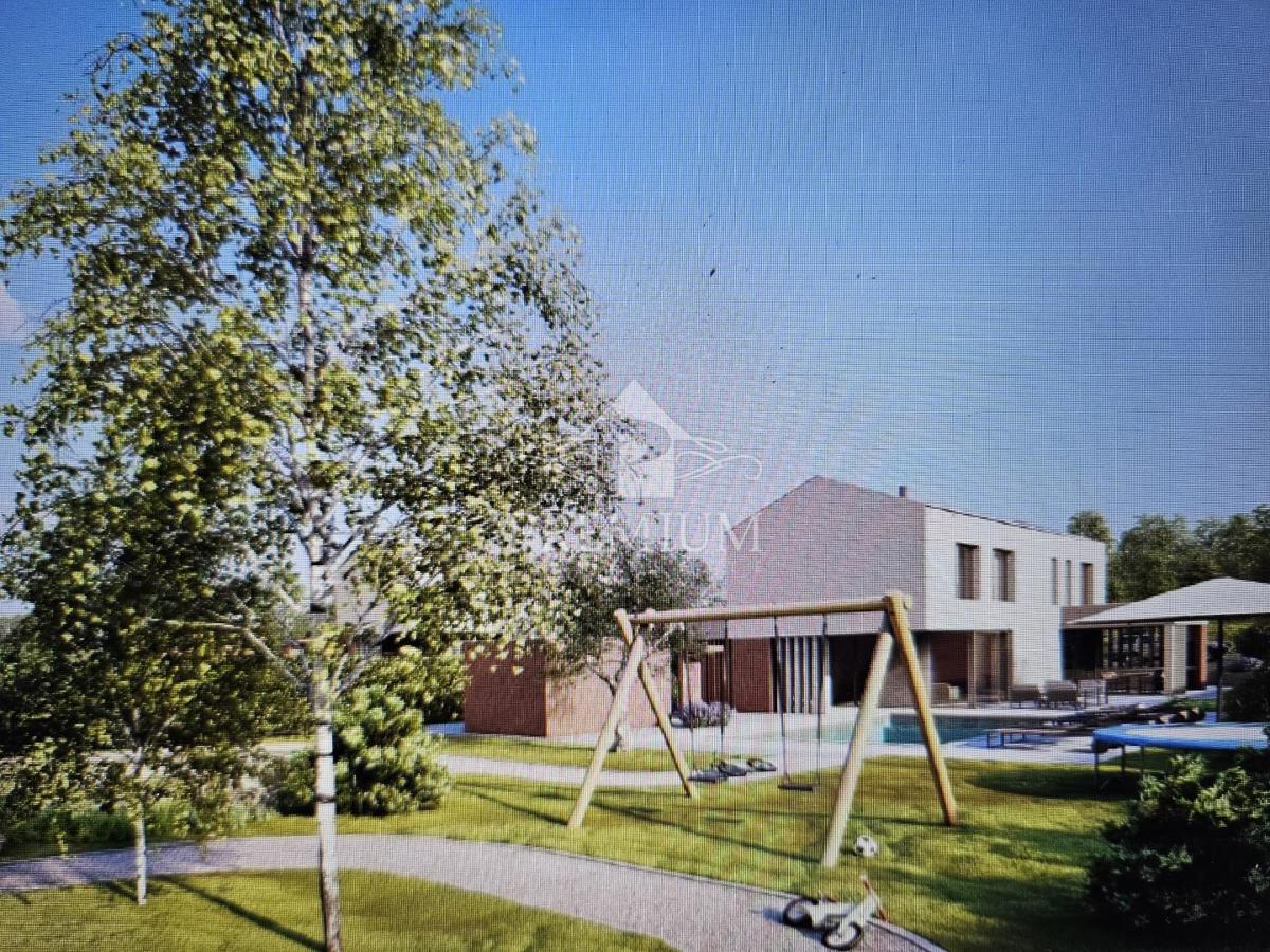MODERNA NOVOGRADNJA Z BAZENOM IN VELIKIM VRTOM