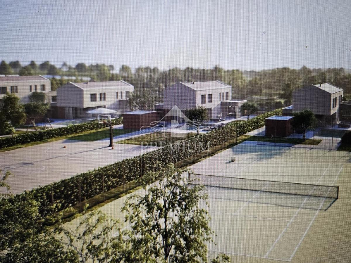 MODERNA NOVOGRADNJA Z BAZENOM IN VELIKIM VRTOM