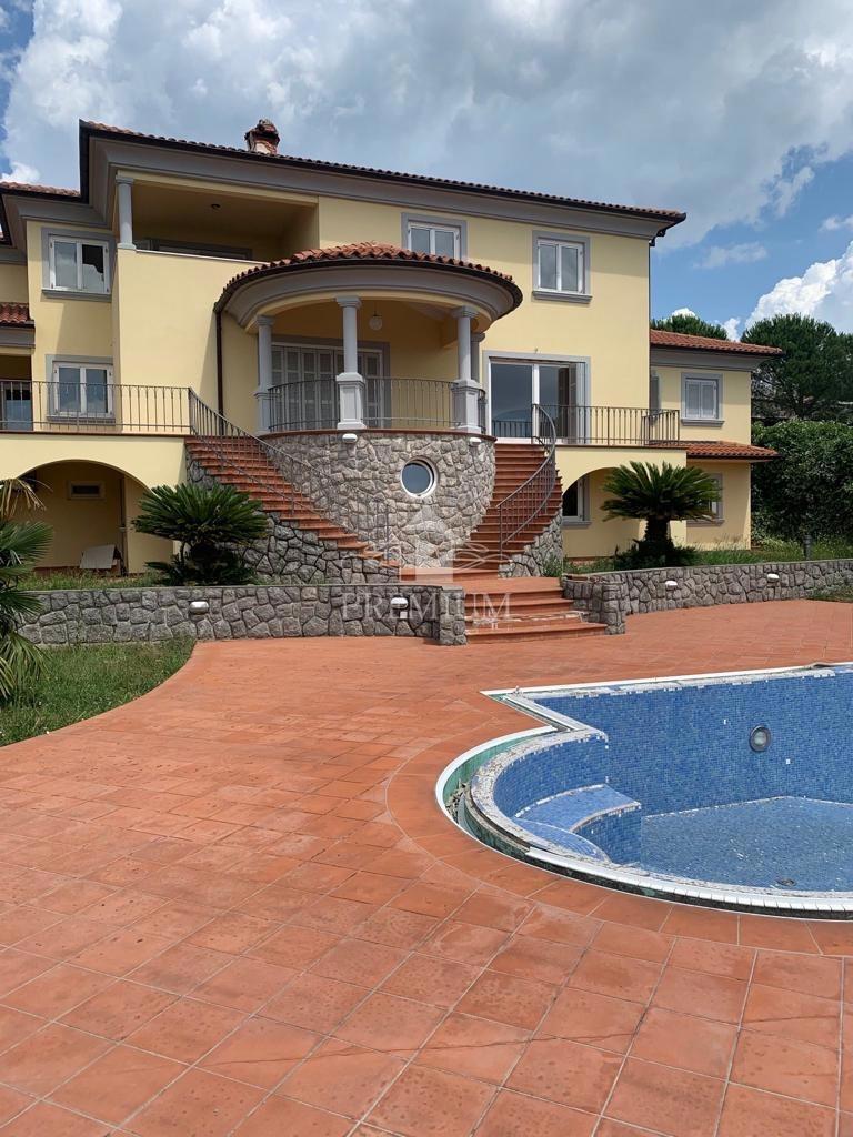 REPREZENTATIVNA VILA NA MIRNI LOKACIJI