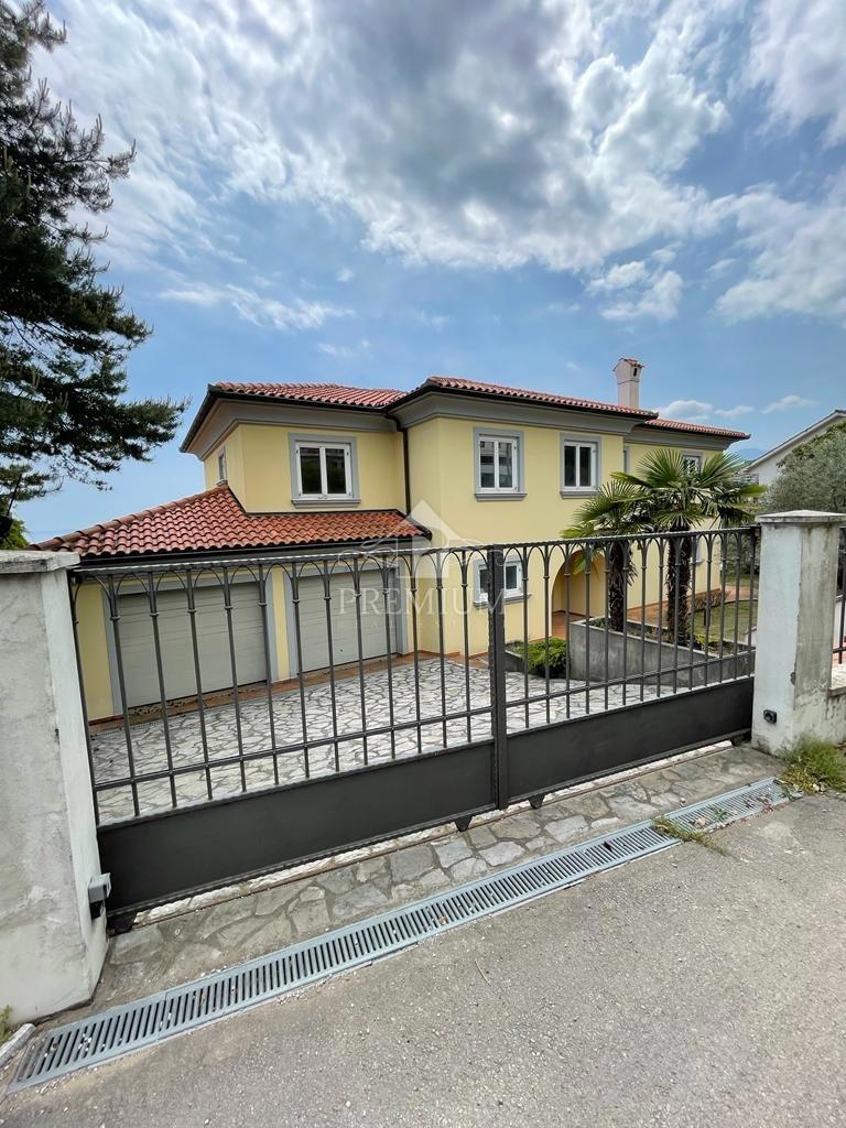REPREZENTATIVNA VILA NA MIRNI LOKACIJI
