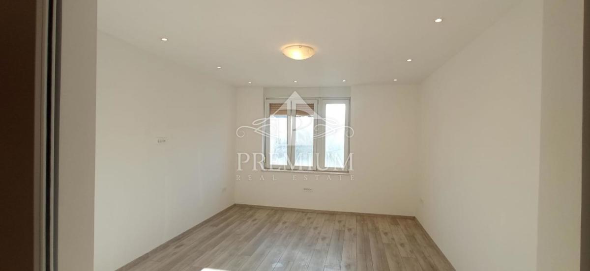 TRISOBNO STANOVANJE V CENTRU PULE, OBNOVA 2025