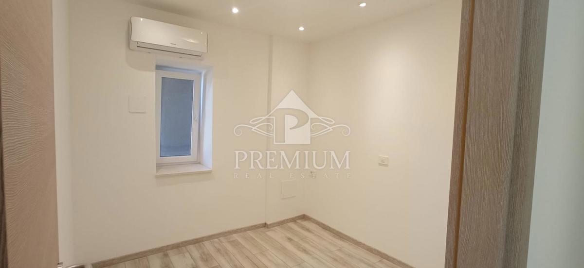 TRISOBNO STANOVANJE V CENTRU PULE, OBNOVA 2025