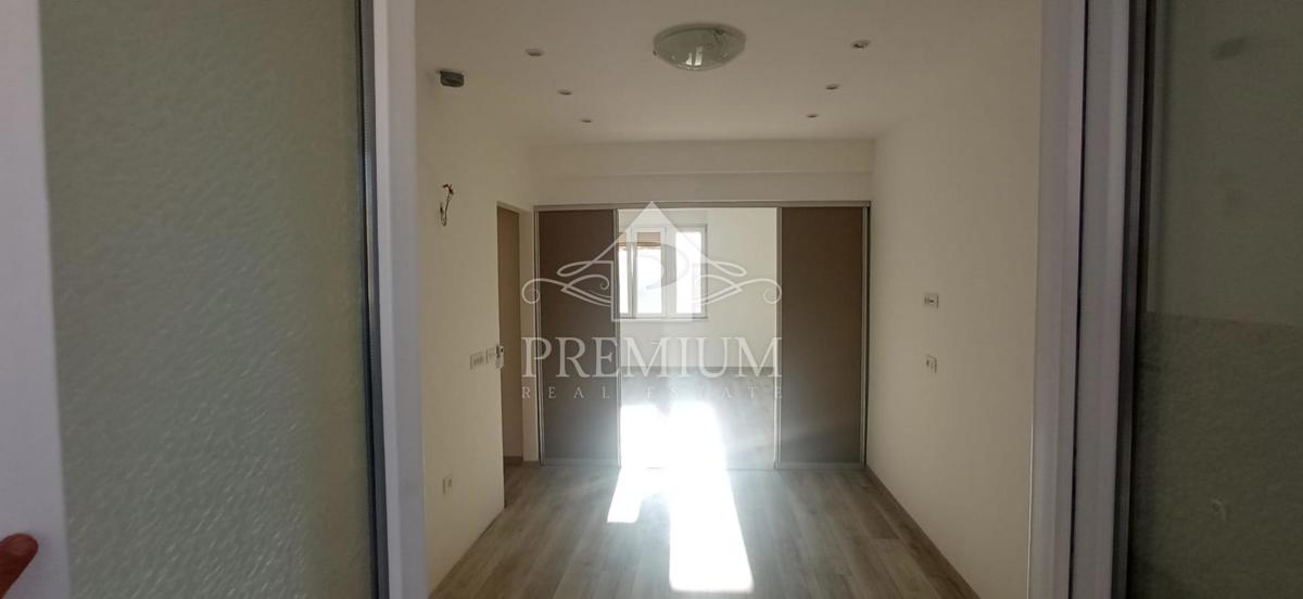 TRISOBNO STANOVANJE V CENTRU PULE, OBNOVA 2025