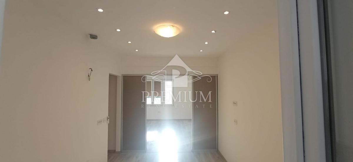 TRISOBNO STANOVANJE V CENTRU PULE, OBNOVA 2025