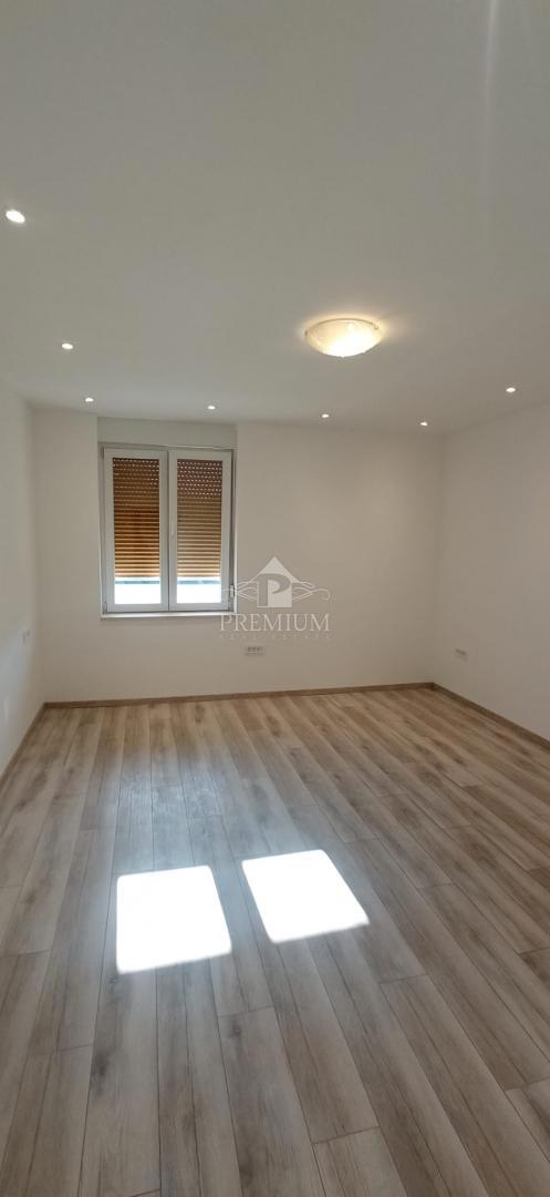 TRISOBNO STANOVANJE V CENTRU PULE, OBNOVA 2025