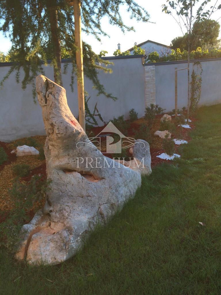 VILA Z DVEMA BAZENOM, VELIKIM VRTOM, BLIZU MORJA