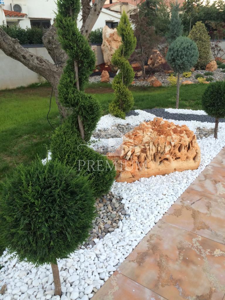 VILA Z DVEMA BAZENOM, VELIKIM VRTOM, BLIZU MORJA