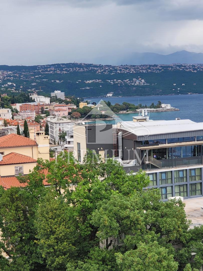 NOVO ADAPTIRANO STANOVANJE BLIZU CENTRA Z PREKRASNIM RAZGLEDOM