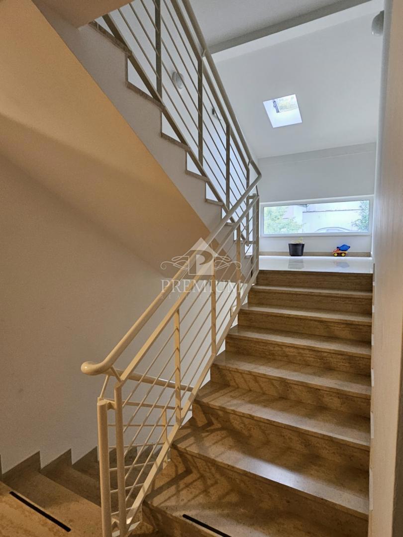 NOVO ADAPTIRANO STANOVANJE BLIZU CENTRA Z PREKRASNIM RAZGLEDOM