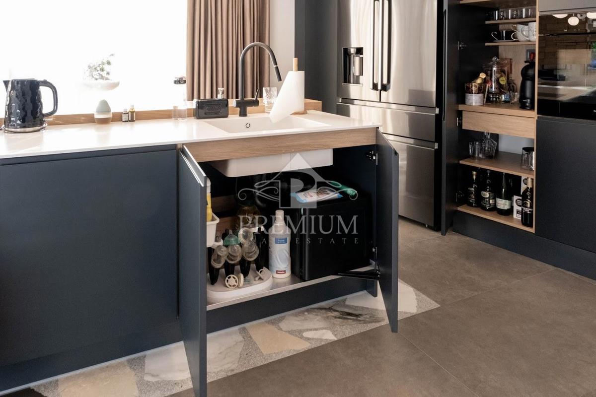 NOVOZGRADLJENI PENTHOUSE S ČAROBNIM RAZGLEDOM