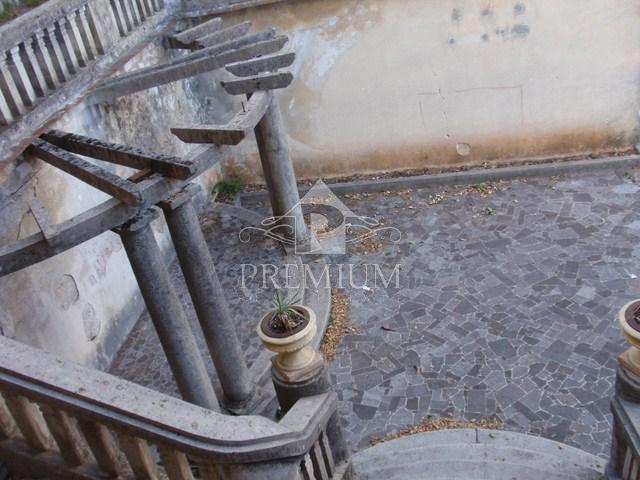 STANOVANJE V VILI S PREKRASNIM POGLEDOM NA MORJE