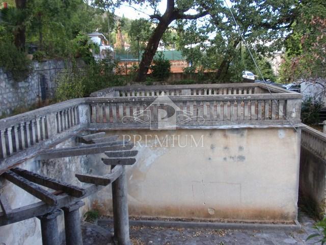 STANOVANJE V VILI S PREKRASNIM POGLEDOM NA MORJE
