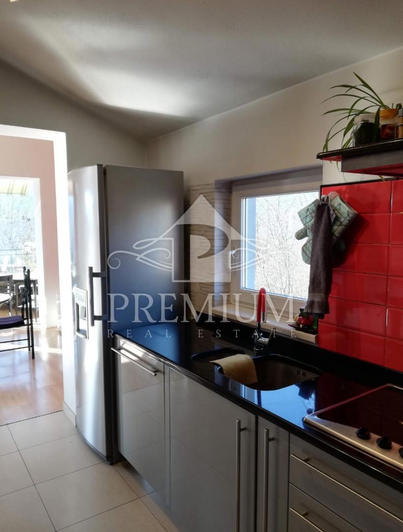 STANOVANJE 140 m2, PARKIRIŠČE