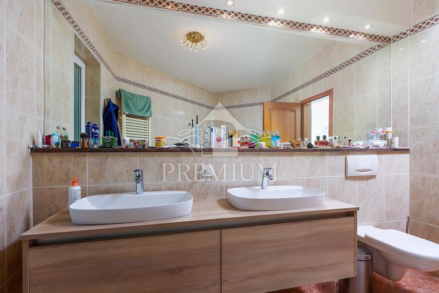 UDOBNA DRUŽINSKA VILA NA MIRNI LOKACIJI