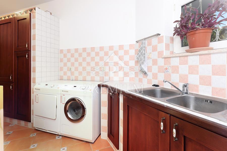 UDOBNA DRUŽINSKA VILA NA MIRNI LOKACIJI