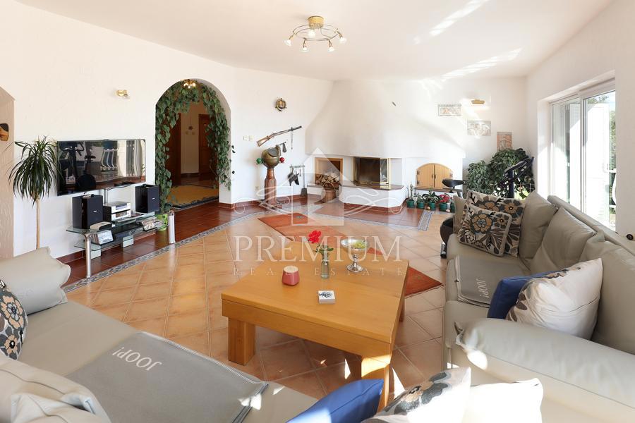 UDOBNA DRUŽINSKA VILA NA MIRNI LOKACIJI