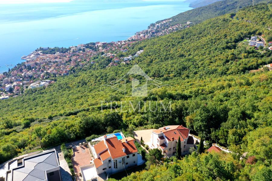 UDOBNA DRUŽINSKA VILA NA MIRNI LOKACIJI