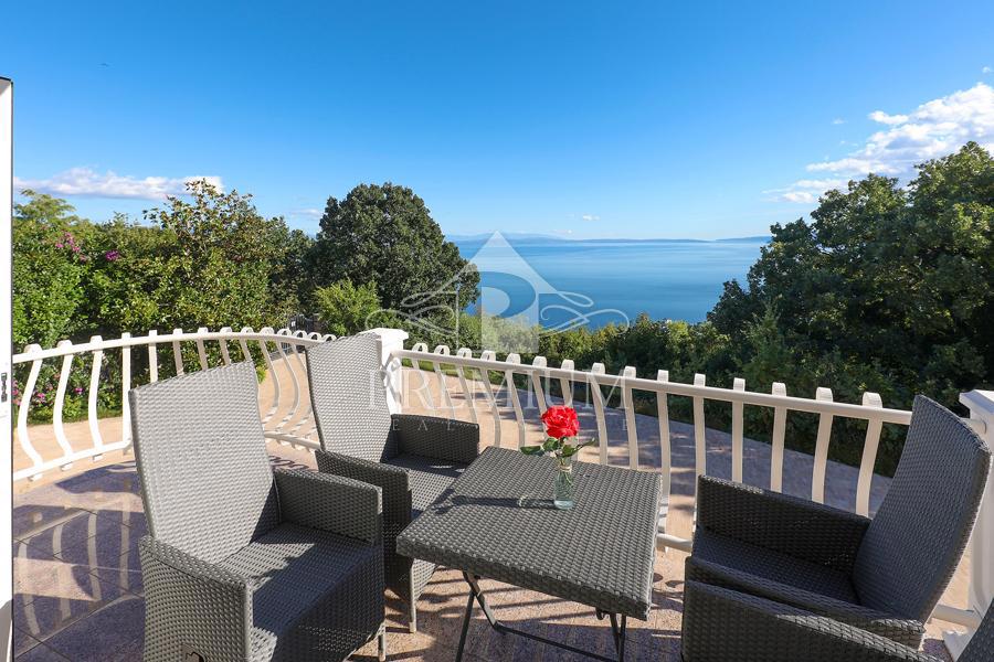 UDOBNA DRUŽINSKA VILA NA MIRNI LOKACIJI