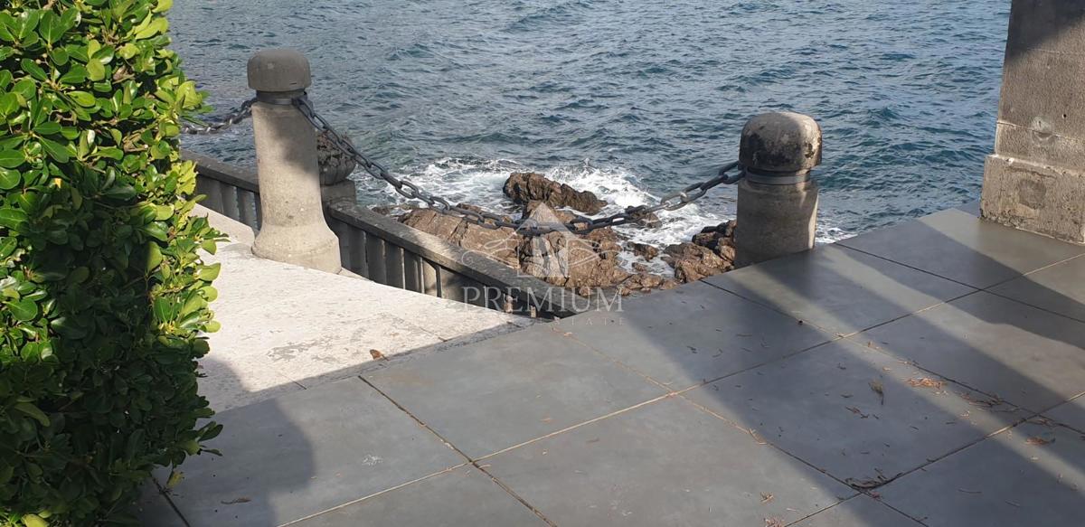 STANOVANJE V VILI OPATIJA, PRVA VRSTA OB MORJU
