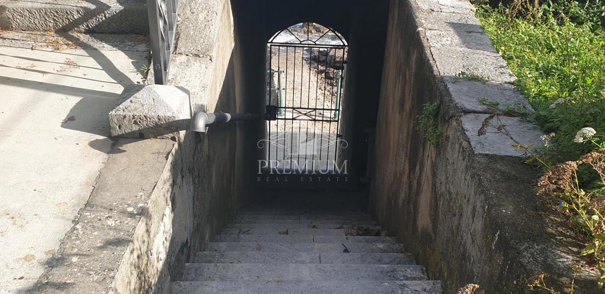 STANOVANJE V VILI OPATIJA, PRVA VRSTA OB MORJU