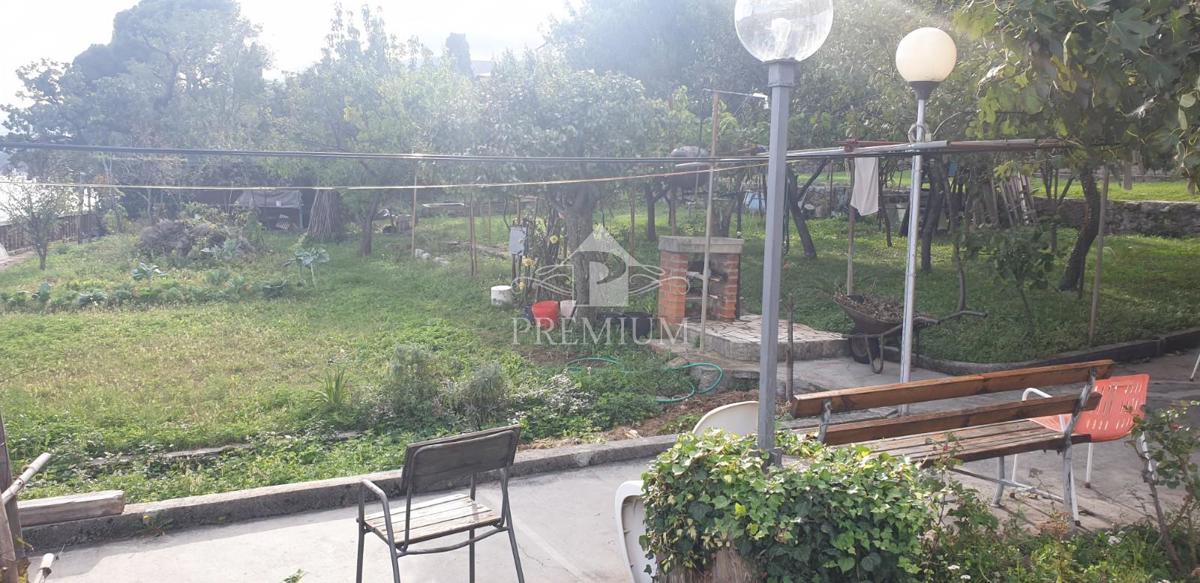 STANOVANJE V VILI OPATIJA, PRVA VRSTA OB MORJU