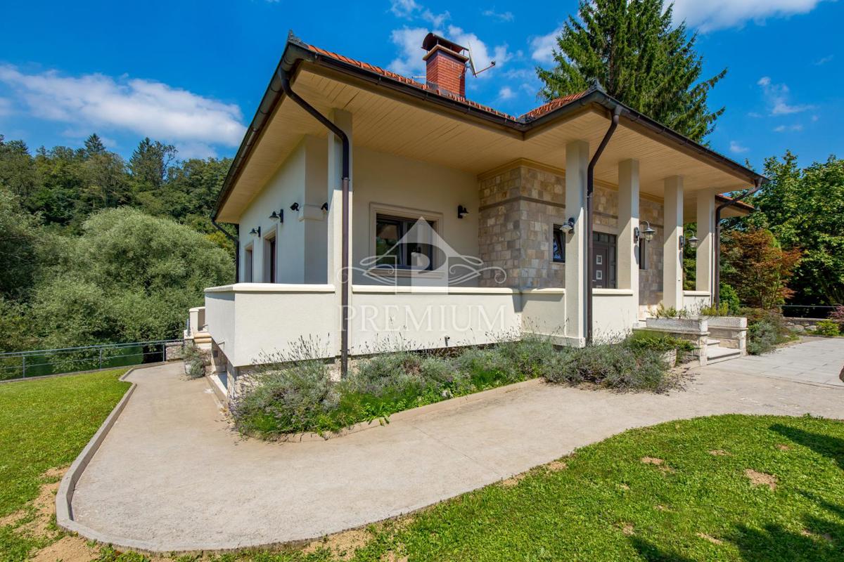 ČUDOVITO POSESTVO OB REKI KUPI