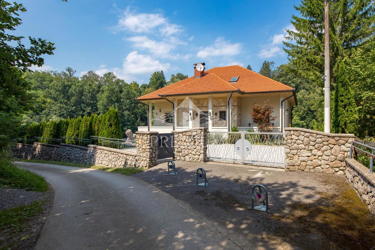 ČUDOVITO POSESTVO OB REKI KUPI