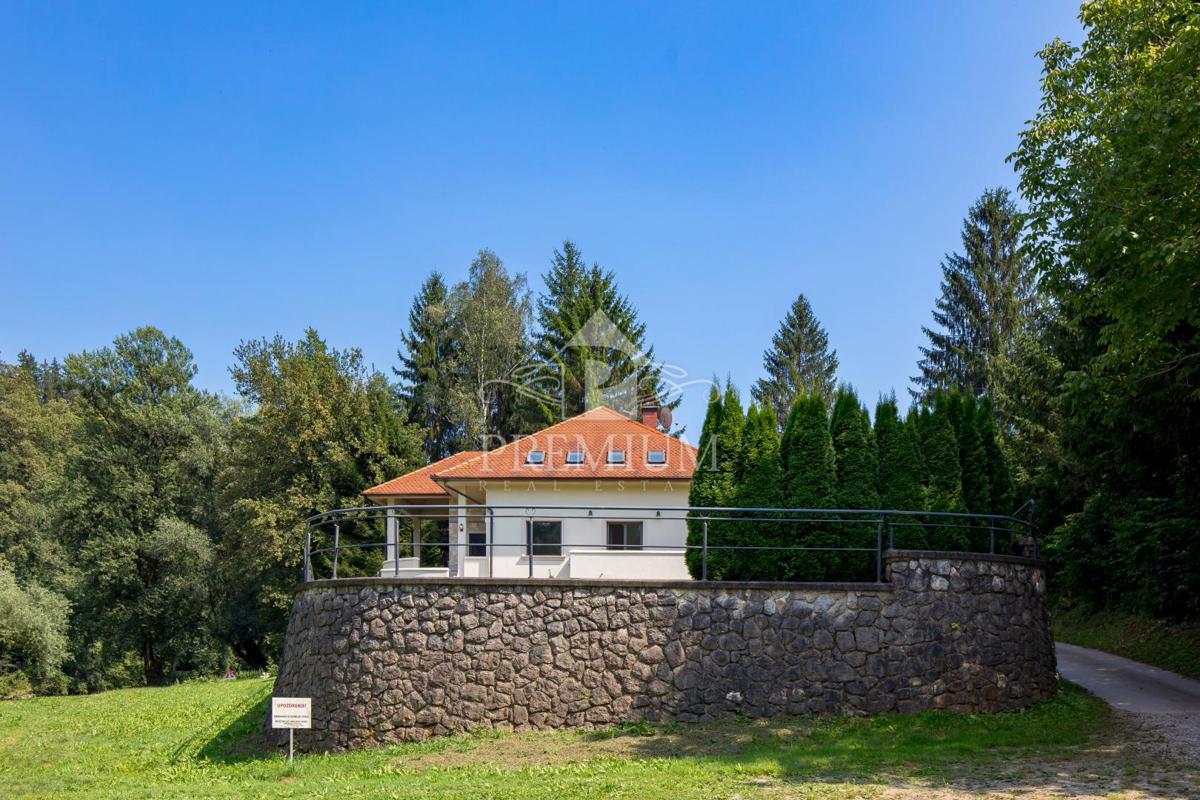 ČUDOVITO POSESTVO OB REKI KUPI