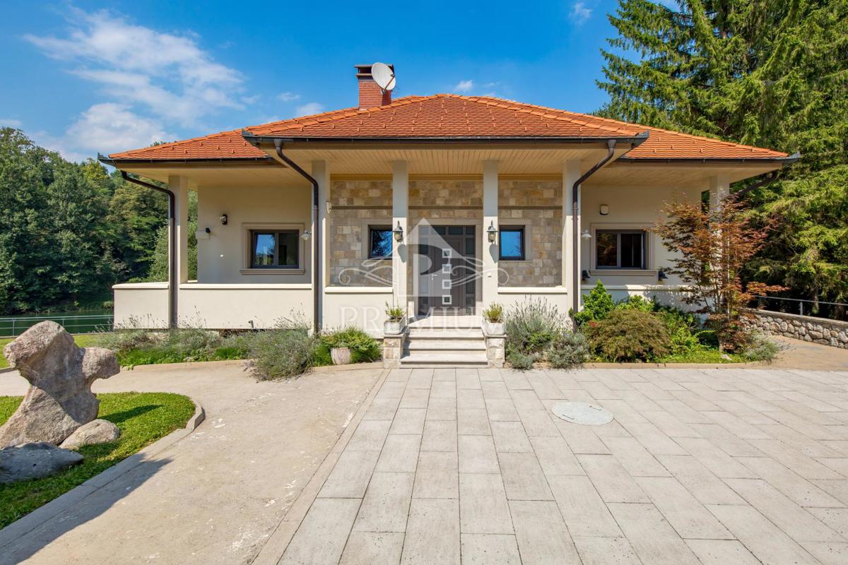 ČUDOVITO POSESTVO OB REKI KUPI