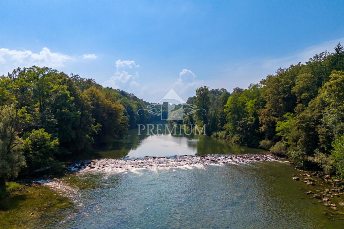 ČUDOVITO POSESTVO OB REKI KUPI