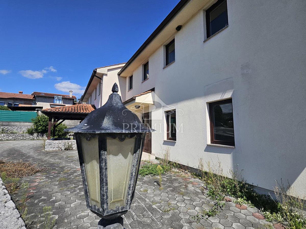 POSLOVNO-STANOVANJSKA STAVBA Z VELIKIM PARKIRIŠČEM