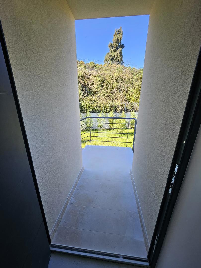 STANOVANJE Z LEPIM RAZGLEDOM, PARKIRIŠČEM, ZGRAJENO LETA 2025