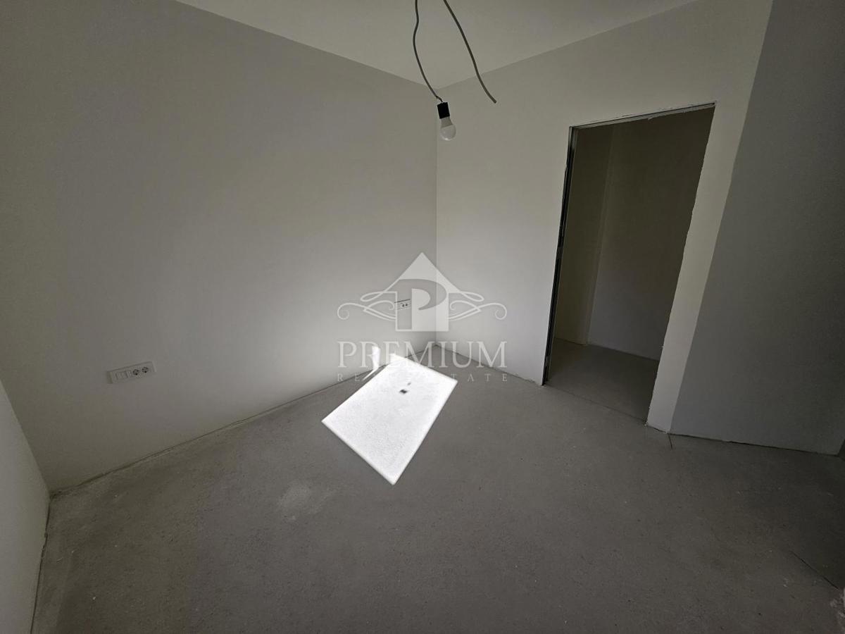 STANOVANJE Z LEPIM RAZGLEDOM, PARKIRIŠČEM, ZGRAJENO LETA 2025