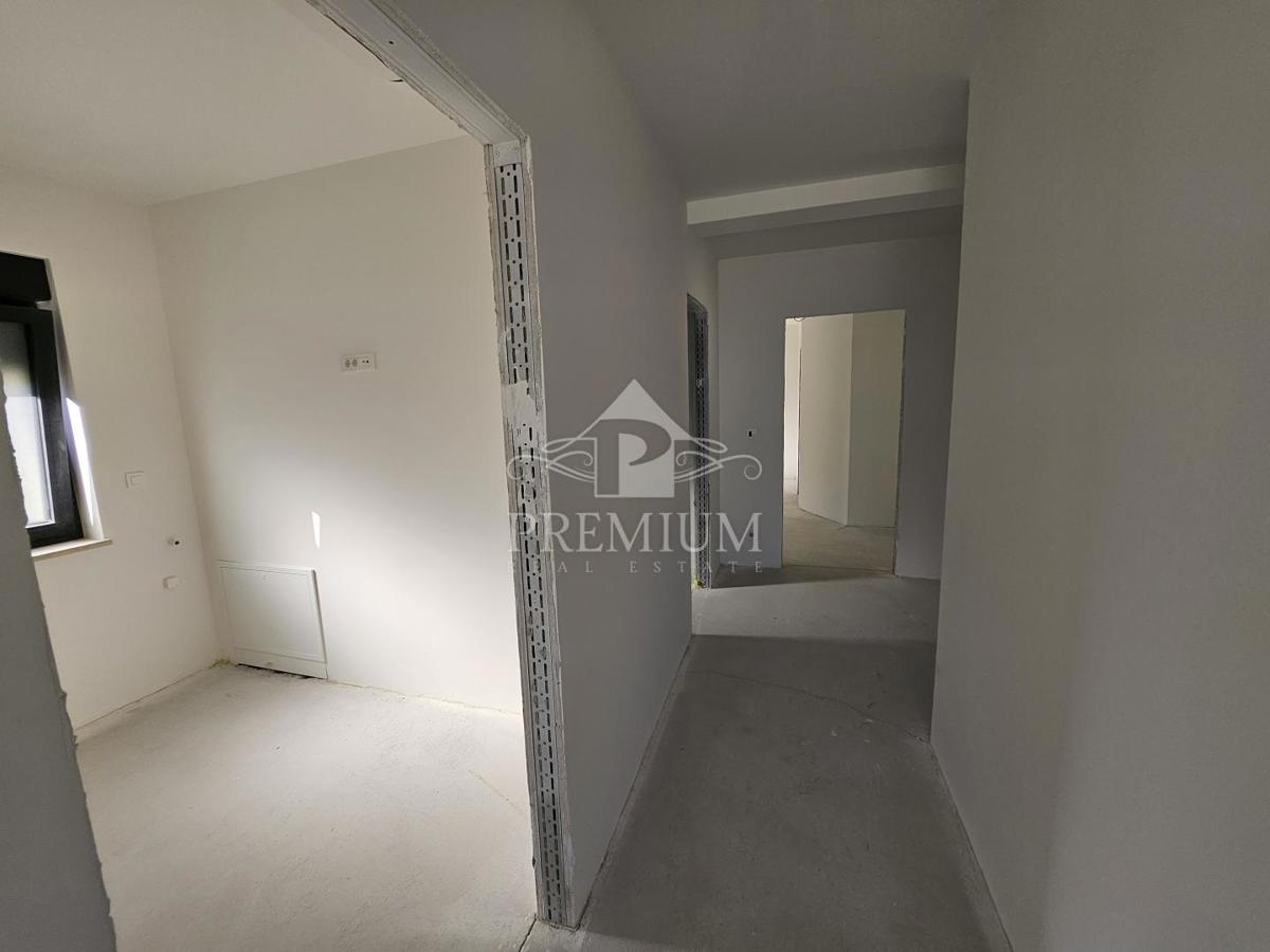 STANOVANJE Z LEPIM RAZGLEDOM, PARKIRIŠČEM, ZGRAJENO LETA 2025