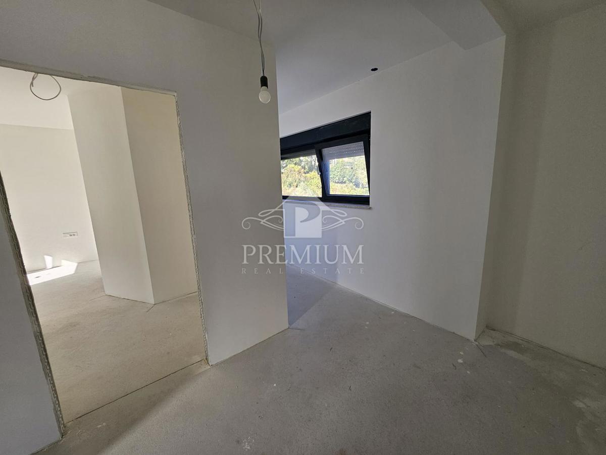 STANOVANJE Z LEPIM RAZGLEDOM, PARKIRIŠČEM, ZGRAJENO LETA 2025