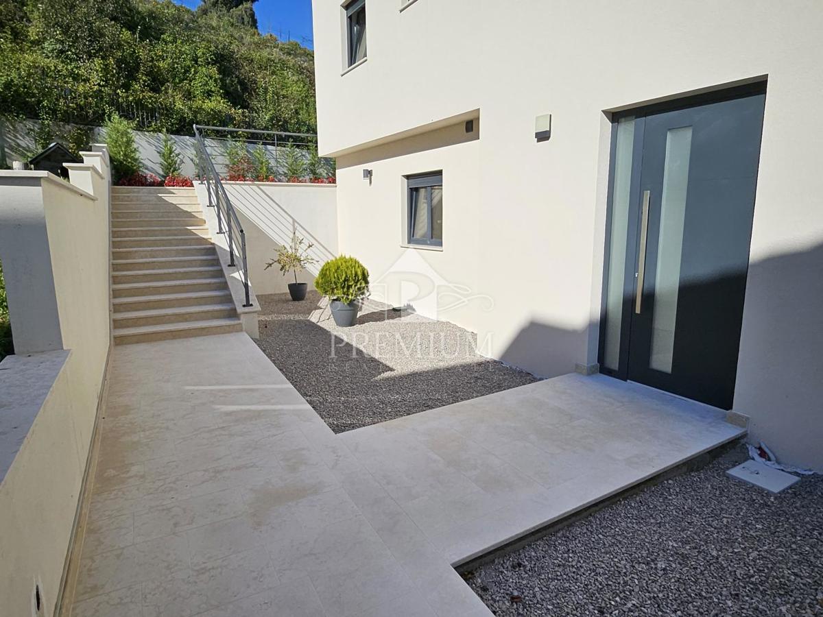 STANOVANJE Z LEPIM RAZGLEDOM, PARKIRIŠČEM, ZGRAJENO LETA 2025