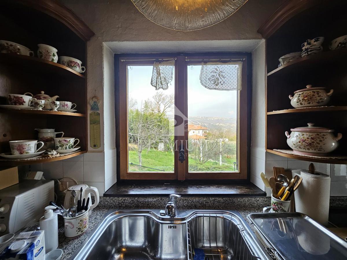 DRUŽINSKA HIŠA Z VELIKIM VRTOM NA MIRNI LOKACIJI