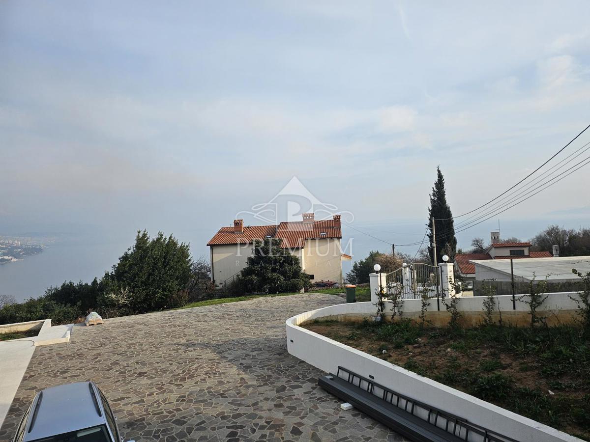 DRUŽINSKA HIŠA Z VELIKIM VRTOM NA MIRNI LOKACIJI