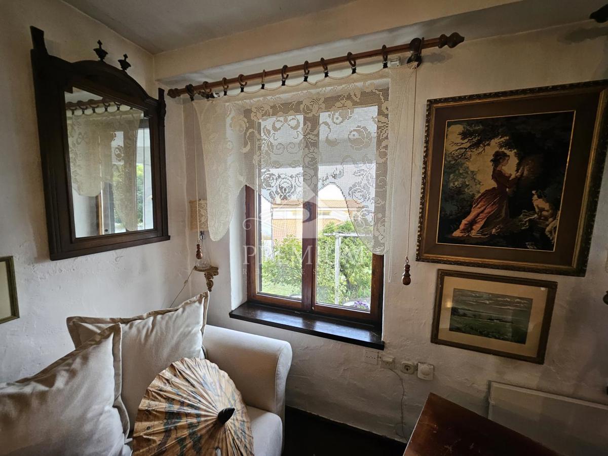 DRUŽINSKA HIŠA Z VELIKIM VRTOM NA MIRNI LOKACIJI